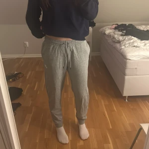 Mjukisbyxor  - Säljer dessa supersköna mjukisbyxorna ifrån Nike då jag har två stycken🩷 Sitter bra på mig som är 174cm lång, superbra skick! 