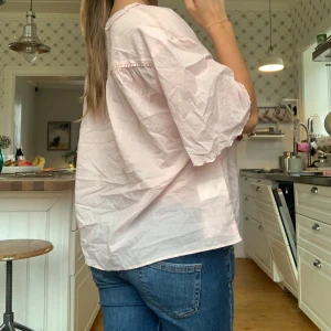 rosa Blus💗 - Säljer denna ljusrosa blus från hm. Storlek M men passar mig som vanligtvis brukar ha xs-s. Skrynklig nu då jag inte hade tid att stryka💗