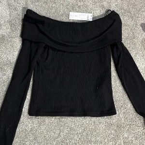 Långärmad tröja  - En fin svart tröja från Gina, som är oanvänd. Säljer den pga att den blivit för liten för mig. Den är i storlek M men passar också S, för den är väldigt strechig. 