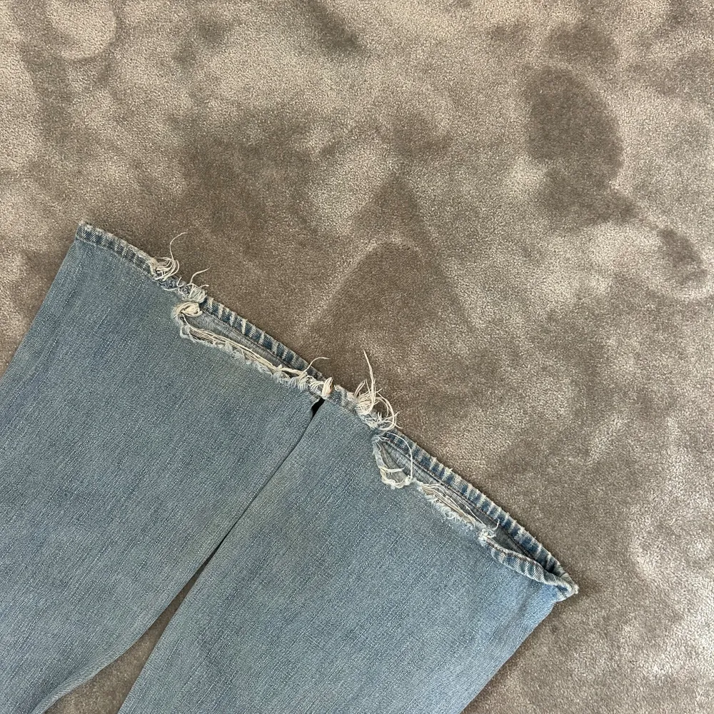 Lågmidjade bootcut jeans💗lite slitna bak i benen som syns på sista bilden❤️‍🔥midjemått: 39cm och innerbensmått: 79cm💗. Jeans & Byxor.