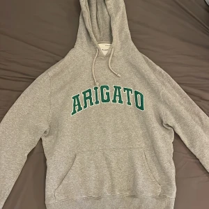 Axel arigsto hoodie - Säljer nu min Axel Arigato Hoodie då jag växt ur den. Bra nu inför en lite kallare höst och jävligt snygg om du frågar mig. Skick 8/10. Nypris 1500