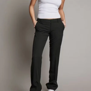 Kostymbyxor bikbok😍 - Lågmidjade kostymbyxor ifrån bikbok modellen Vera, använda ca 3 gånger. Säljer pågrund av att dem inte passar längre.💞💞💞original priset ligger på 500.