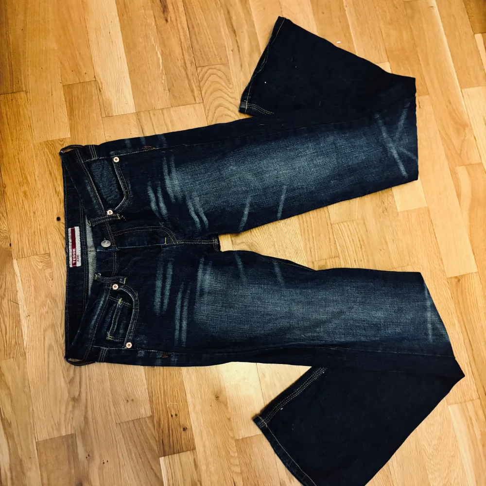 Superfina vintage low waist bootcut jeans i superbra skick. . Jeans & Byxor.