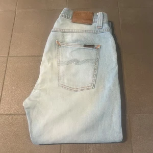 Nudie jeans - Tjena, jag säljer ett par stilrena och snygga nudie jeans i modellen Lean Dean (slim fit) och storlek 30/32. Skick: 9,5/10 nästan nya, skriv om ni har några frågor ✌️