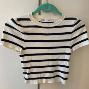 Randig topp - Randig topp som är köpt på Zara. Den är i ett väldigt fint lättstickat material, tröjan är super skön och i nytt skick. Tröjan är även lite kroppad. Andvänd ”köp nu” postar idag ! 🩷