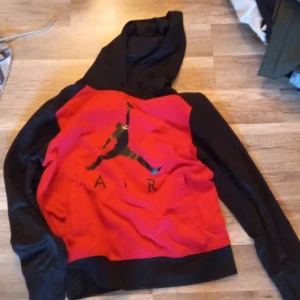 Jordan air tröja - Säljer min hoodie från Jordan. Bra skivk 