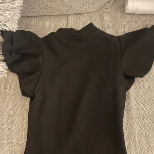 Svart modern tröja  - Jag säljer denna tröja eftersom den har blivit väldigt liten och tajt på mig 😅☺️