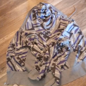 Nike hoodie - Jag säljer min nike hoodie dan har kedja och en luva den ör sliten 