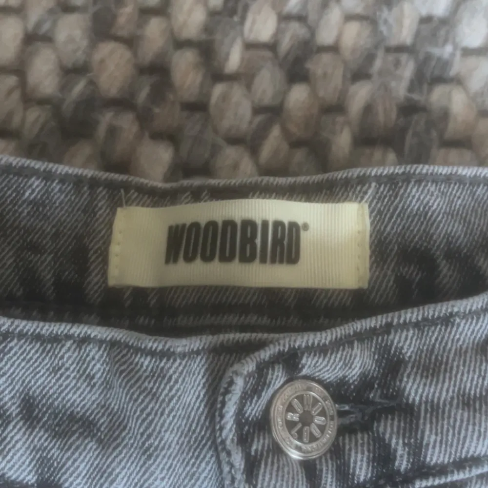 Grå Woodbird Leroy jeans i mycket bra skick. Säljer pågrund av att jag inte använder dom längre. Storlek W30/L32. Jeans & Byxor.