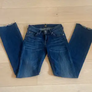  Fina Lee jeans i stl w26 L33 men av klippta så ca 81 cm inerbenlängd.