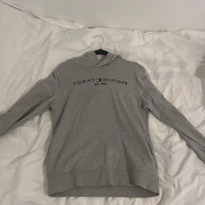 Tommy Hilfiger hoodie - En Hoodie ifrån Tommy Hilfiger i storlek 164. Då den säljs för att den inte passar, pris kan diskuteras✅