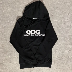 CDG hoodie  - Säljer denna feta CDG hoodie i stolek M. Bara att höra av sig om man har några funderingar 🙌