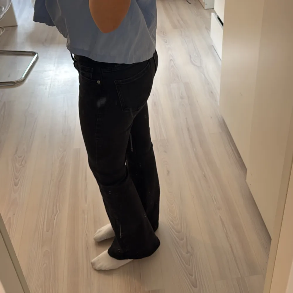 Säljer dessa low-mid waist svarta jeans från mango för att de blivit för korta för mig. Byxorna har inga defekter och är i nyskick, tveka inte att fråga om fler bilder om intresse finns🩷. Jeans & Byxor.