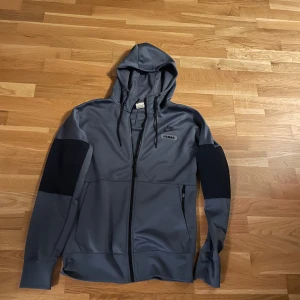 Blå Nike air Max kofta  - Blå Nike air Max kofta i strl s, varan är knappt använd och i ett mycket bra skick