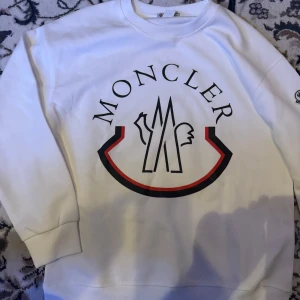 Moncler sweater vit - Säljer vit moncler sweater eftersom den inte passar mig. Den är ny och är i gott skick