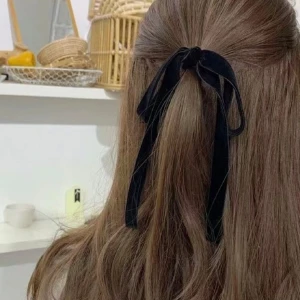 Svart hårsnodd med rosett -  svart hårsnoddar med en dekorativ rosett. 
