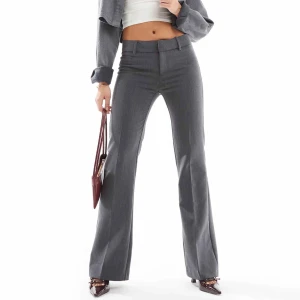 Gråa kostymbyxor - Helt nya och oanvända kostymbyxor, var för små på mig :/