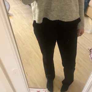 Svarta kostymbyxor från Bik Bok - svarta midwaist kostymbyxor från Bik Bok i storleken med rak passform. jag säljer dem för de är förstora. har användt dem 1-2 gnr. Finns ej kvar på hemsidan tror jag💕