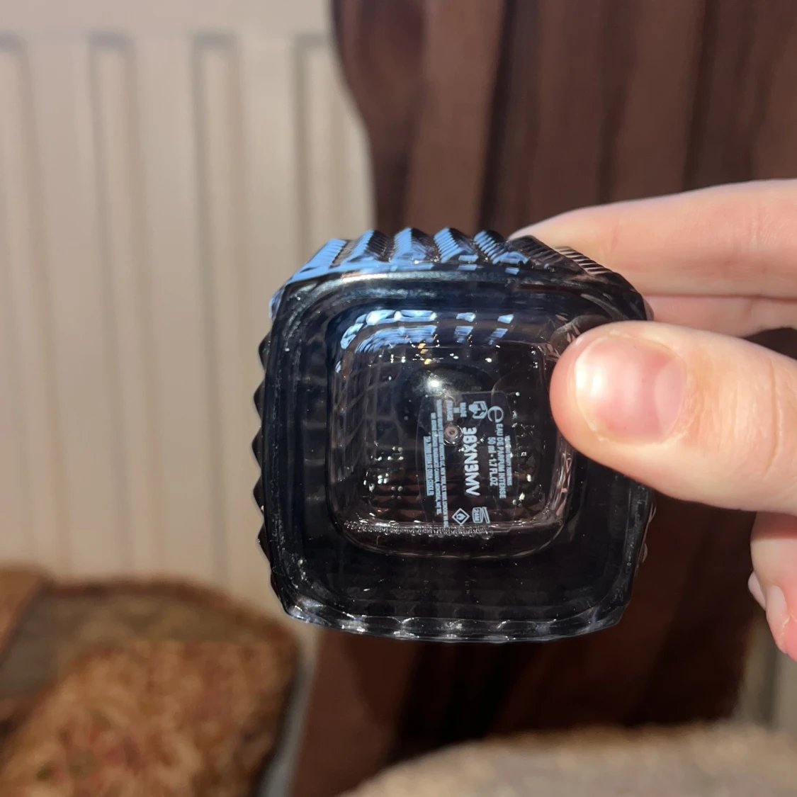 Valentino parfym i mörk glasflaska - 2