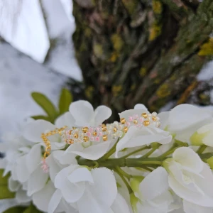~ Handgjort rosa och cream vitt armband ~ - Fint guldarmband med blommor i rosa och cream vitt. Perfekt enkelt armband till din outfit. Armbandet har en design som passar både till vardag och fest. Armbandet har smyckeslås och kedja i guld.
