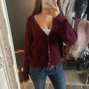 Vinröd kofta med knappar - Vinröd kofta!