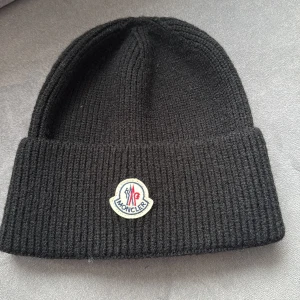 Moncler Mössa - Hej, säljer denna Moncler mössa i grymt kvalitet storlek No size. 