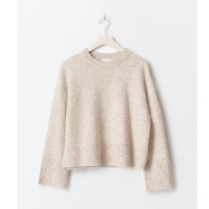 Beige stickad tröja - Mysig beige stickad tröja med rund hals och långa ärmar. Perfekt för kyligare dagar med sin mjuka och bekväma passform. Ribbstickade detaljer vid ärmslut och nederkant ger en stilren look. Använd fåtal gånger men säljs då jag inte gillar den längre😊Finns även lite spår av nopprar men inget man direkt tänker på☺️ storlek 170 men sitter som en XS-S på mig