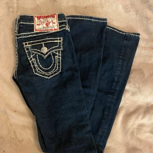 True religion jeans - Säljer dessa true religion jeansen som är lågmidjade. Midja: 34-35cm (rakt över) Innerbenet: 82cm💗Super bra skick och inga defekter💗