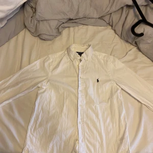 Polo Ralph lauren skjorta  - En vit polo Ralph lauren skjorta med storleken 14 vilket motsvarar ungefär xs, skick:8/10