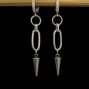 Silvriga örhängen med kedjedetalj - Stilrena silvriga örhängen med en unik kedjedesign och spetsig hängande detalj. Perfekta för att ge en edgy touch till din outfit. Lätta att matcha med andra smycken.