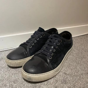 Lanvin - Lanvin storlek 40,5-41 har en defekt på högra skon men inget märkvärdigt 7/10 skick det är marinblå men serbnästan ut som svart en väldigt mörk marinblå