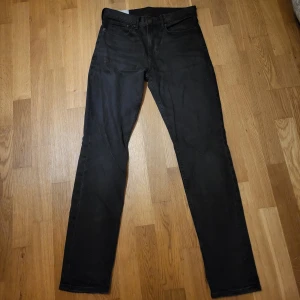 Svarta slim fit jeans från H&M - Snygga svarta slim fit jeans från H&M. 29/32