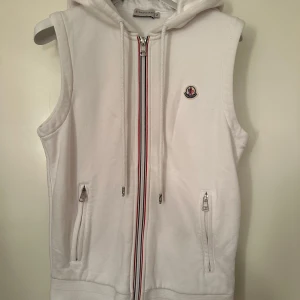 Moncler  - Moncler väst kofta. Passar S. Skick 8.5/10 fint! Pris 1690kr!