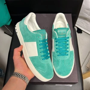 Valentino flycrew HELT NYA 10/10!! - Säljer dessa sjuukt feta flycrews i en färg perfekt till sommaren!! Size 40 fits 41-42! Skick 10/10! Hör av dig vid minsta fundering🤩