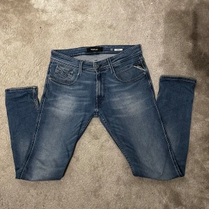 Blå jeans från Replay 31/32 - Snygga blå jeans från Replay med lätt slitna detaljer. Storlek 31/32, Slim fit, Modell: Anbass I princip nyskick.