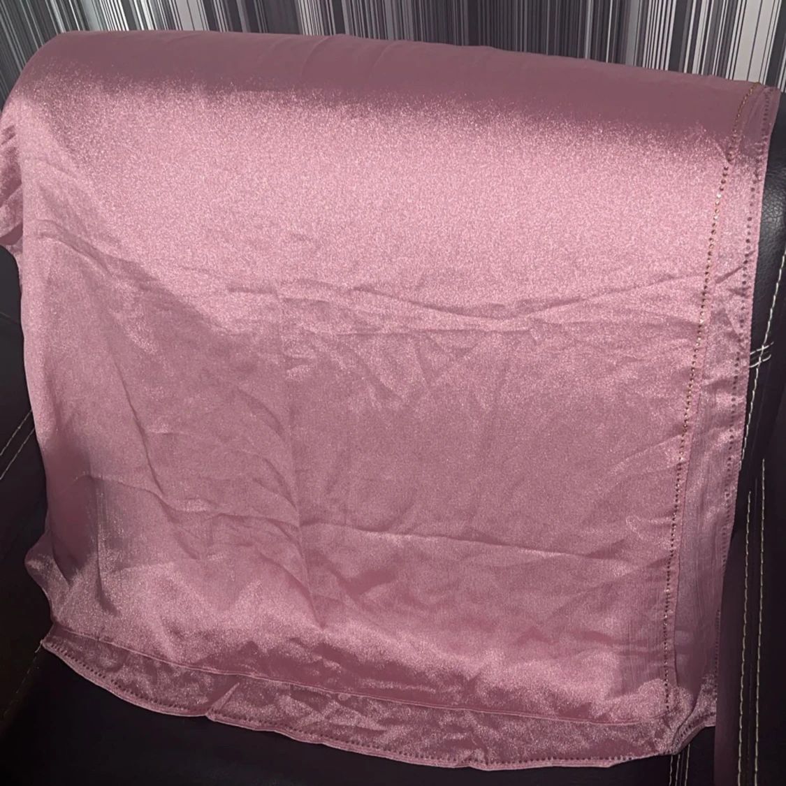 Rosa halsduk/ sjal med glittrig detalj - 2