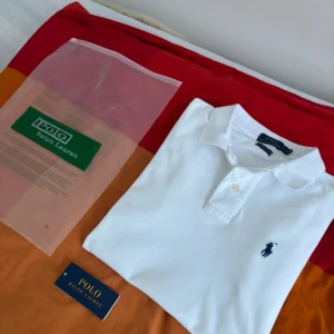 Ralph Lauren Polo Pike, vit - Tjena, säljer denna fina piké tröja ifrän ralph lauren. Knappt använd dà den inte passar mig. Säljs vidare nu. Inga skador eller defekter, nyskick. Använd kanske 3 eller 4 gänger. Vid frägor kontakta gärna. Nypris runt 1700, priset kan diskuteras.SKRIV TILL ADAM7473 PÅ PLICK FÖR KÖP!