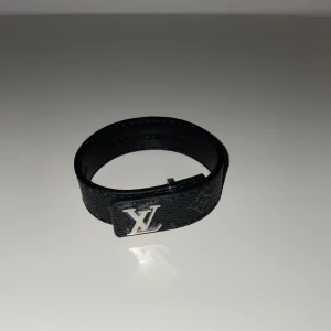 Louis Vuitton armband - Tvär skön lv armband. Säljs då den är för liten för mig tyvärr. Allting medföljer som ni ser på bilderna. Skick 10/10 använd fåtal gånger. Priset inte hugget i sten. Skriv om ni undrar nått. Såklart är de äkta! Kvitto finns.