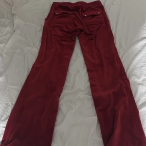 Röda juicy couture byxor - Röda juicy couture storlek xs ganska nya har inte använt de så ofta kanske 4-5 gånger.