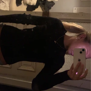 Svart långärmad topp med öppen rygg - Snygg tröja från Zara med öppen rygg