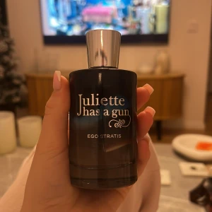 Juliette Has a Gun Ego Stratis Parfym - Säljer en elegant parfymflaska från Juliette Has a Gun med doften Ego Stratis. Aldrig använt. Framträdande noter Calone, Ambra, Cederträ