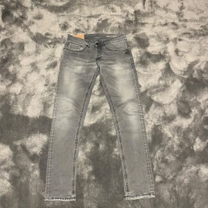 Dondup byxor - gråa - Hej säljer nu mina extremt fina Dondup goerge. Skick 9/10 och är inte tvättade alls många gånger. Hör av dig vid funderingar! 