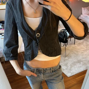 Svart kavaj med trekvartsärm - Superfin svart kavaj/jacka med trekvartsärm!