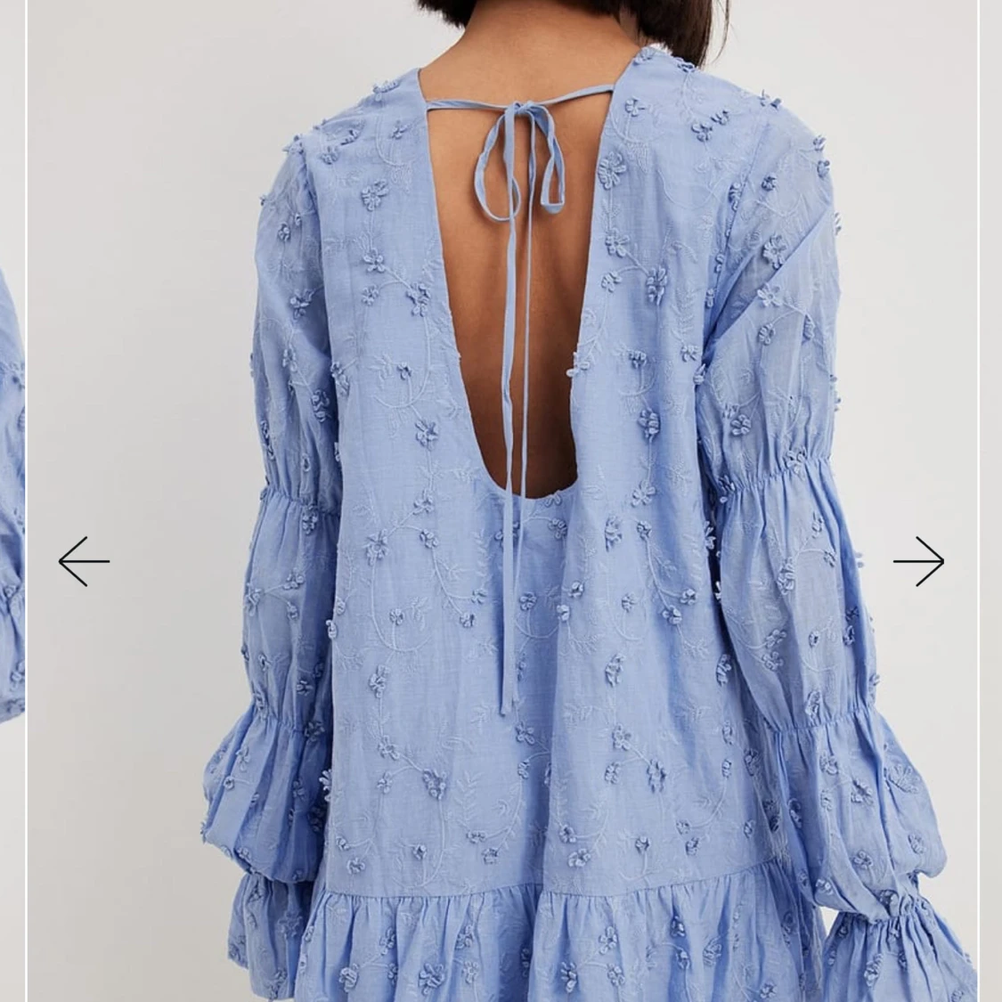 Ljusblå klänning med volangdetaljer - 1