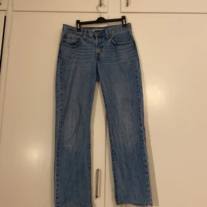 Blå jeans från Levi's - Snygga blå Levi's jeans i modellen Middy Straight. Midja 26 och upplagda så de passar mig som är 165cm!