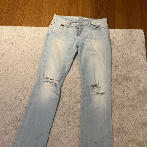 Ljusblå jeans från Moto - Snygga ljusblå jeans från Moto med slitna detaljer på framsidan. De har en klassisk femficksdesign och en knappgylf. Perfekta för en avslappnad stil. Skriv gärna för fler frågor 💓