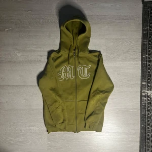Tuttolente Zip Hoodie - Säljer nu min tuttolente zip för att jag har tröttnat på den. Har använt den några gånger men skicket e fortfarande jättebra. Priset är inte hugget i sten Storlek L passar M också. Nypris 1350 och är slutsåld på hemsidan