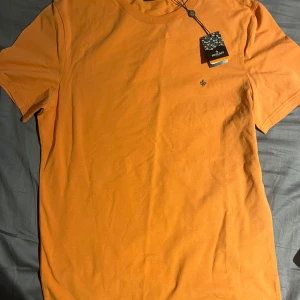 Morris t-shirt - Säljer nu min sjukt snygga Morris T-shirt | Skick 10/10 aldrig använd! | Modellen är 180cm och väger 70kg | Nypris ca 600kr | Mitt pris 300kr | Tveka inte att ställa frågor!