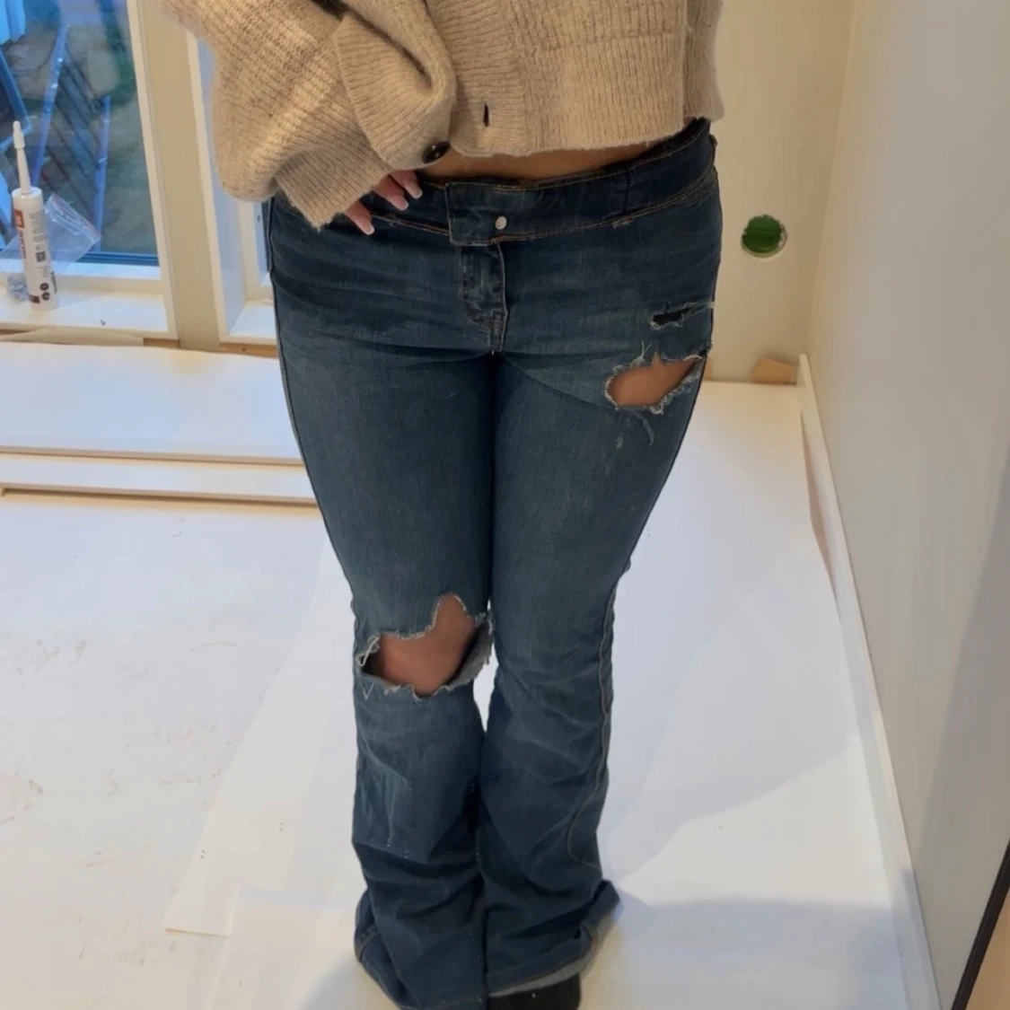 Blå jeans med slitningar - 1