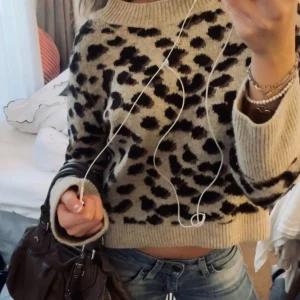 Stickad leopard tröja - Köpt här på plick men har bara använt någon gång, skriv för fler frågor eller bilder💕
